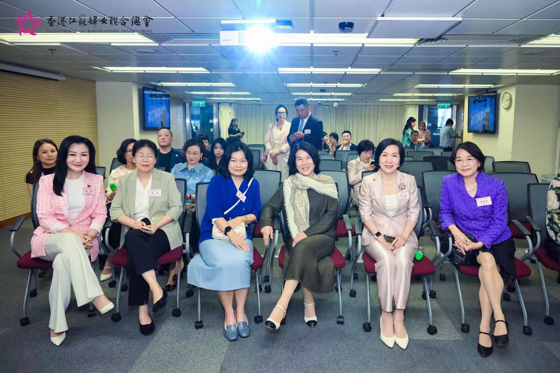 「新征程·婦女自強(qiáng)——她力量」第二屆傑出女性專業(yè)論壇在港舉行