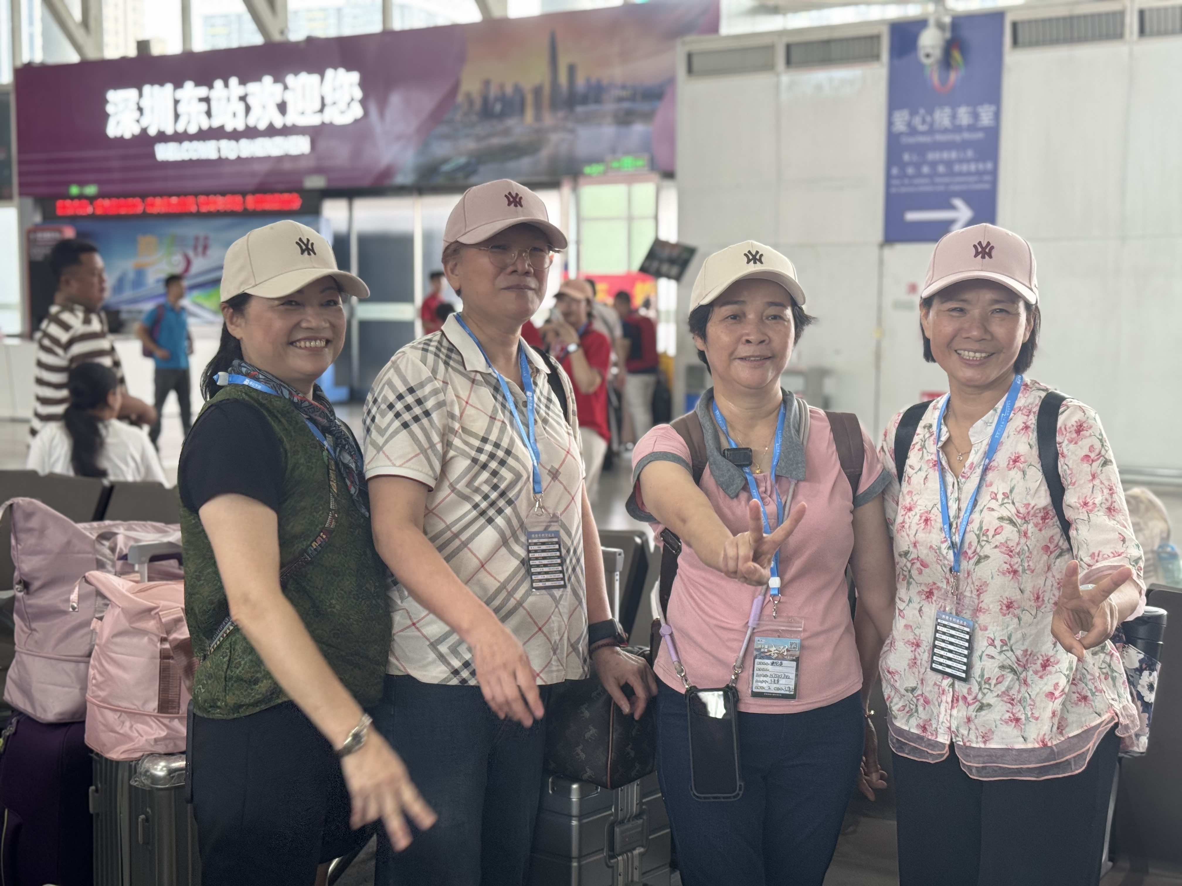 深圳開(kāi)出首趟銀髮專列 適老化服務(wù)護(hù)航旅程