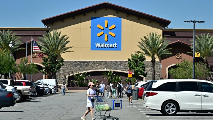 「馬上漲價」再到「吞下關(guān)稅」 美政策讓沃爾瑪「輸兩次」