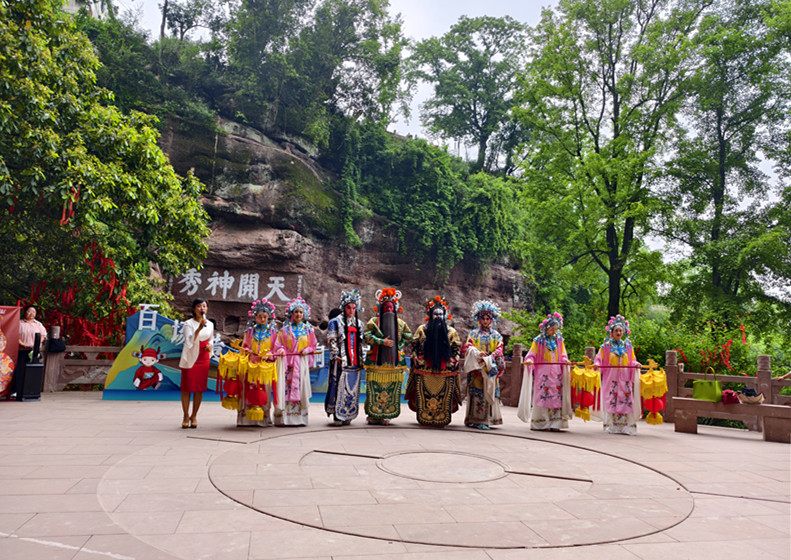 皖休寧縣：黃梅唱響齊雲(yún)山