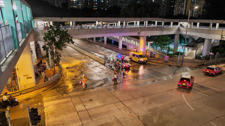 鳳德道爆水管完成搶修 今晨行車線重開(kāi)