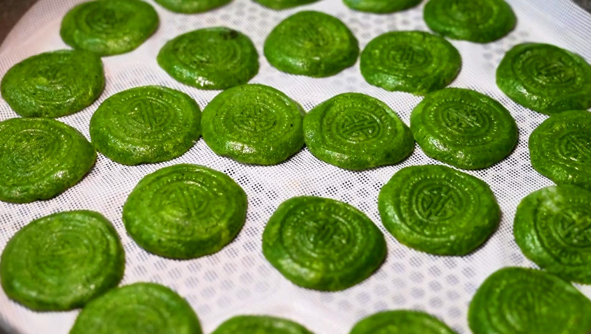 皖休寧縣：鄉(xiāng)村美味苧葉粿 香甜細(xì)膩是鄉(xiāng)愁