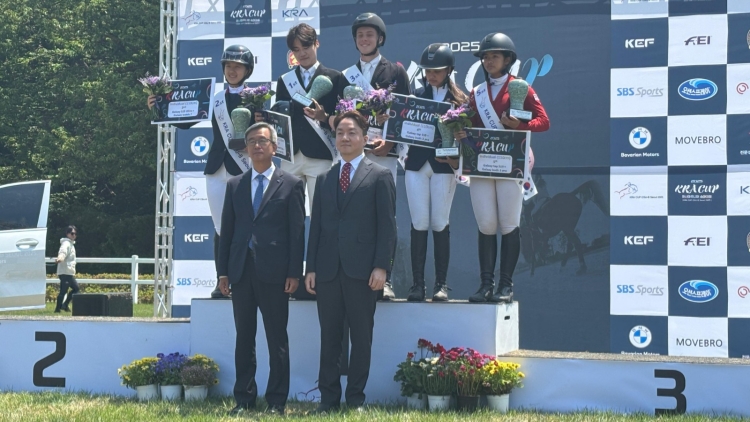 出戰(zhàn)韓國馬術(shù)場(chǎng)地障礙賽 肖竣元勇奪銀牌為港爭(zhēng)光