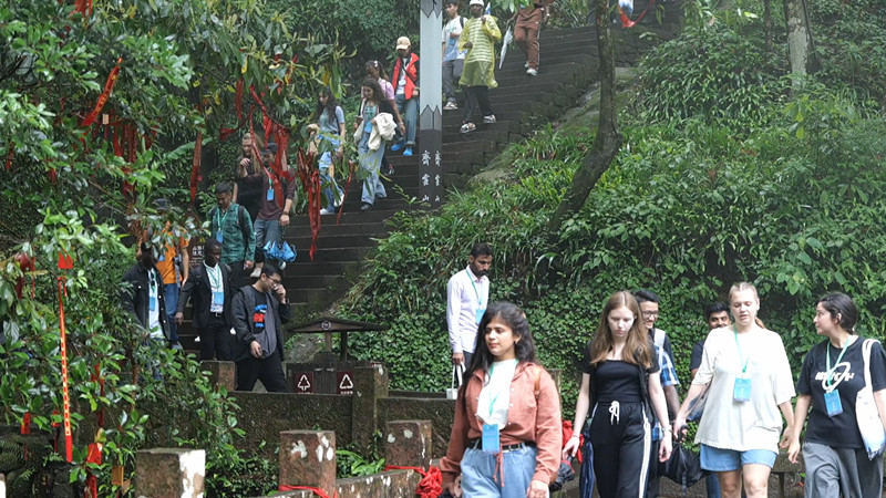 皖休寧縣：留學(xué)生醉心齊雲(yún)勝境