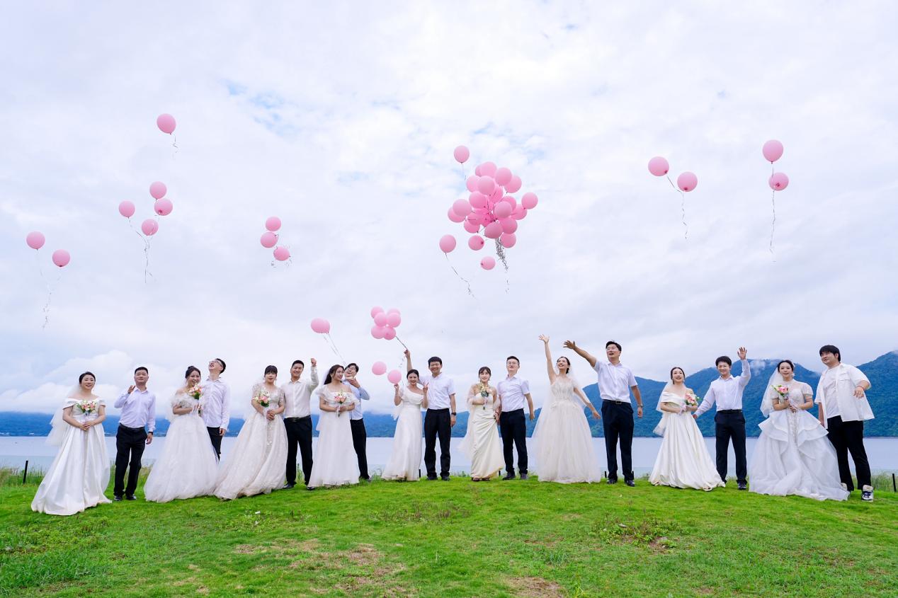 皖黃山區(qū)：太平湖畔集體婚禮  浪漫又驚艷