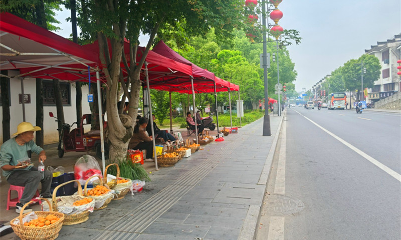 皖歙縣：臨時(shí)攤點(diǎn) 暖心助農(nóng)