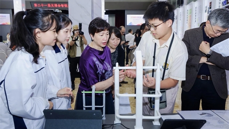 21屆文博會智恆分會場開幕，唐季禮導(dǎo)演、香港五校師生參與