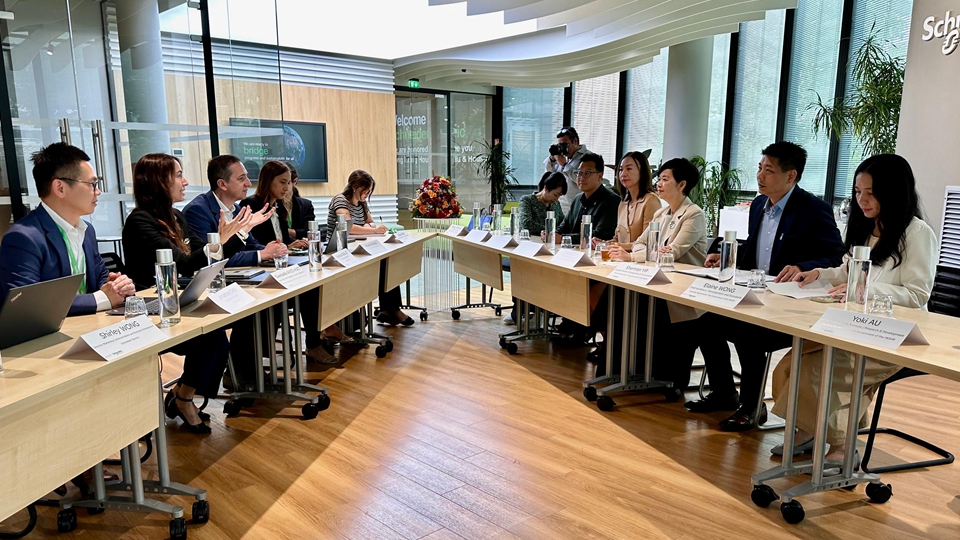 何永賢續(xù)訪巴黎 介紹香港房屋科技發(fā)展?jié)摿εc機遇