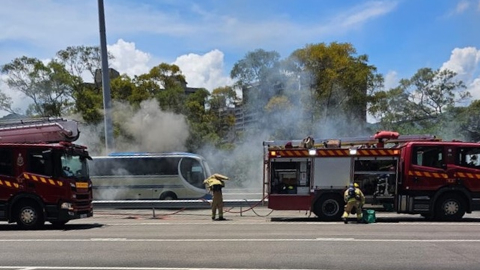 獅子山隧道公路一旅遊巴突起火冒濃煙 幸無(wú)人受傷
