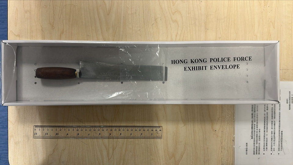 警方深水埗拘2男女 檢獲西瓜刀及太空油毒品