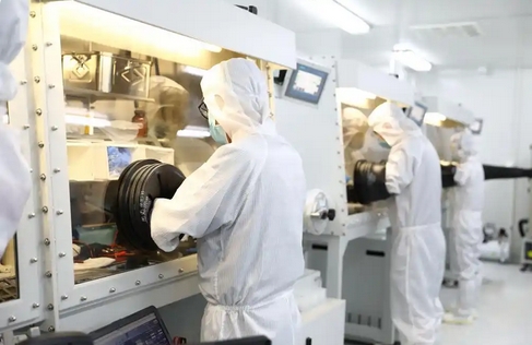 中國團隊攻克鈣鈦礦規(guī)?；a(chǎn)技術(shù)難題