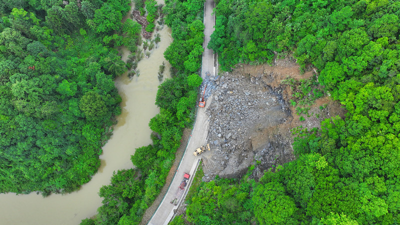 皖祁門縣：山體塌方500多立方米 省道5小時(shí)搶通