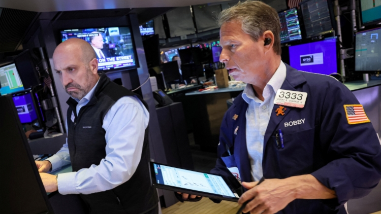 特朗普威脅對(duì)歐盟及蘋果徵稅 道指低開近五百點(diǎn)