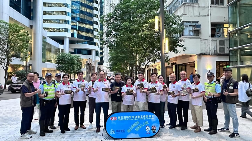 東區(qū)警區(qū)反酒後駕駛宣傳 即場進行呼氣測試