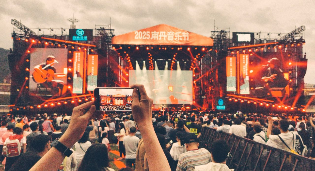 融入非遺元素 桂南丹音樂節(jié)引萬人狂歡