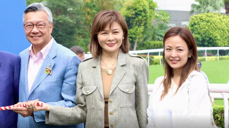 有片 | 星際快車榮智健拉頭馬 關(guān)之琳罕見現(xiàn)身馬場 風(fēng)采依然