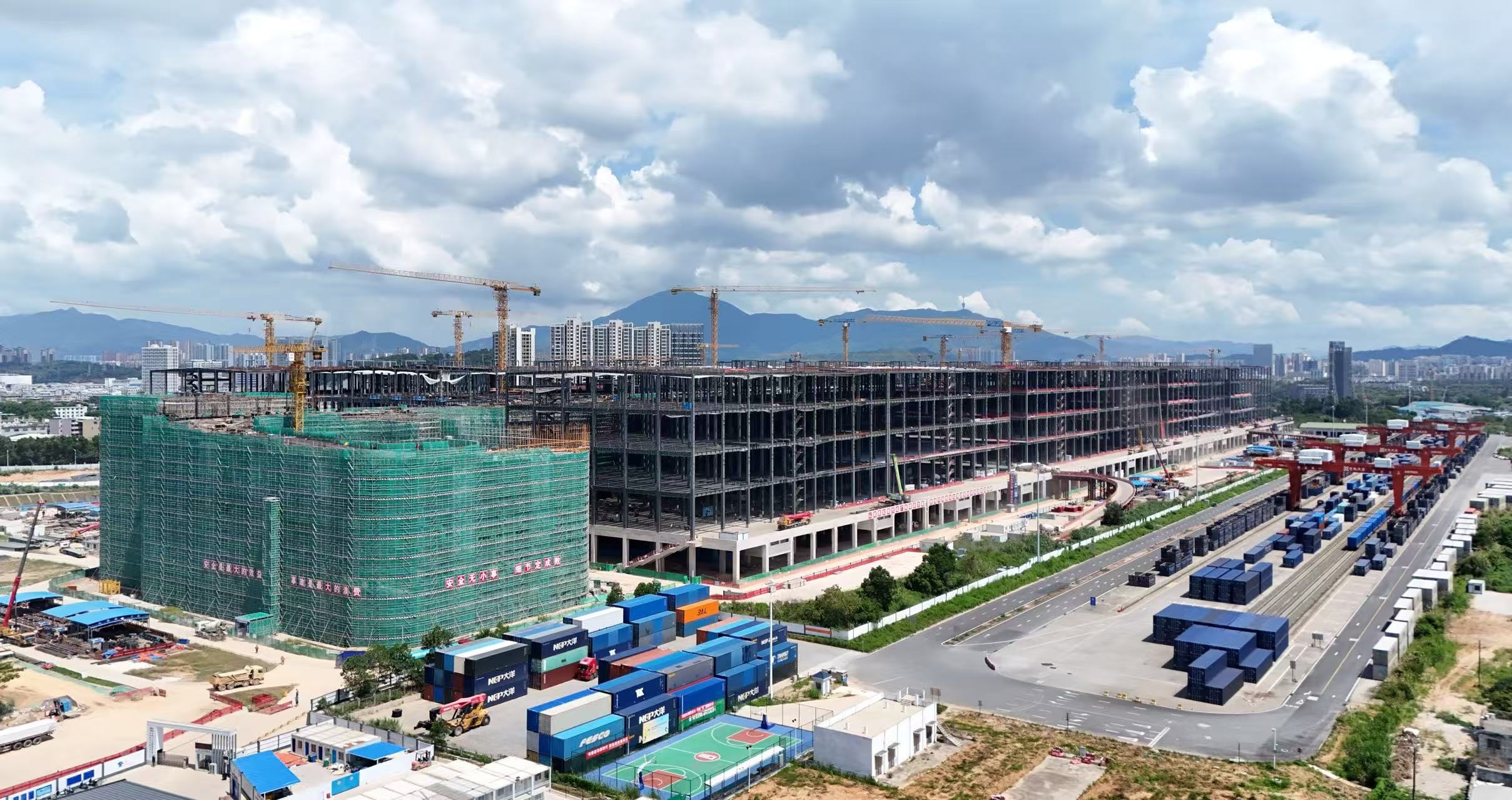 全國首例鐵路上蓋智慧物流園鋼結(jié)構(gòu)主體完工