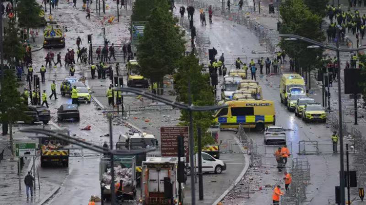 英國利物浦汽車衝撞人群事件已致27人受傷