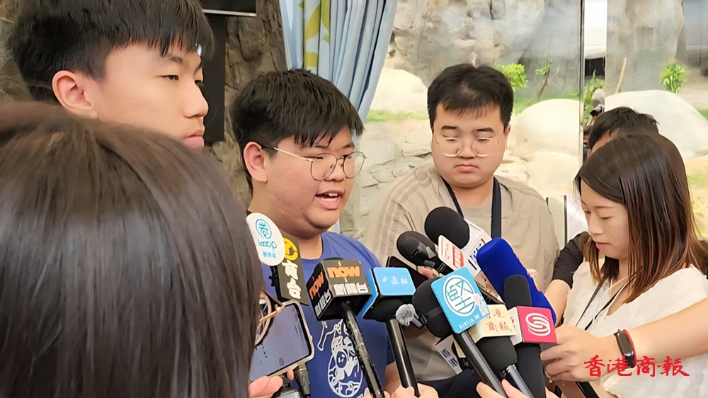 大熊貓龍鳳胎寶寶新名揭曉 中學(xué)生：改下改下會習(xí)慣