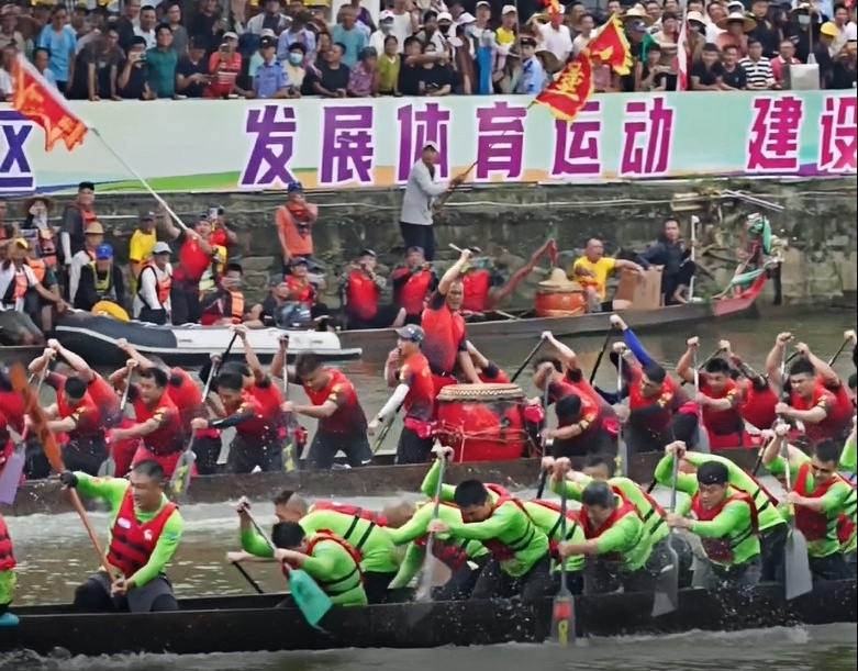 有片丨廣東陽江逆水龍舟競逐漠陽江