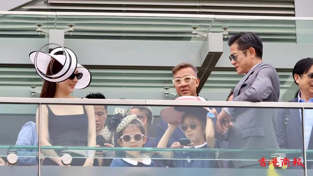 有片｜城城馬場(chǎng)曬恩愛(ài) 方媛傳懷第三胎 黑色低胸裙顯優(yōu)雅氣質(zhì)