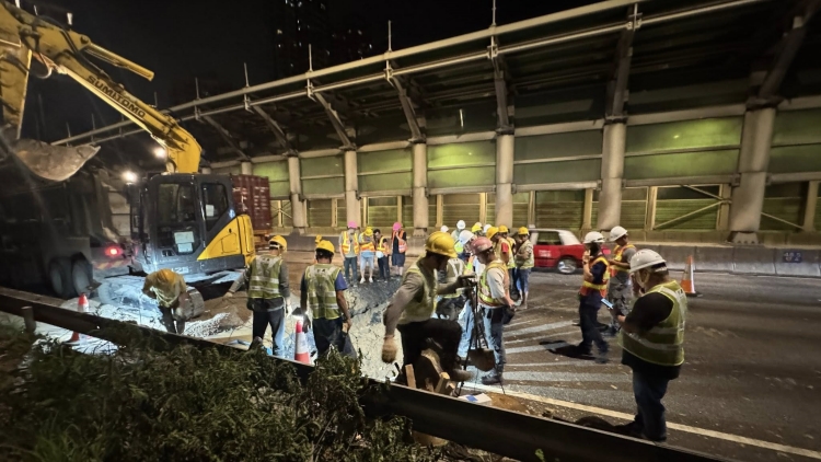 屯門公路爆水管完成搶修 恢復(fù)供水路面重開(kāi)