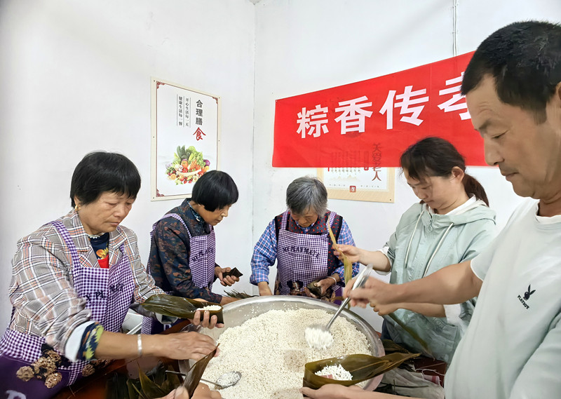 皖黟縣美溪：傳統(tǒng)文化「指尖纏繞」  端午粽香傳遞關(guān)愛