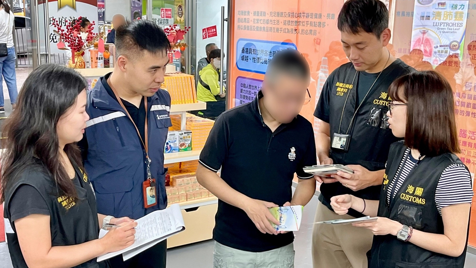 端午節(jié)臨近 海關(guān)聯(lián)合旅監(jiān)局巡查旅客購物熱點(diǎn)