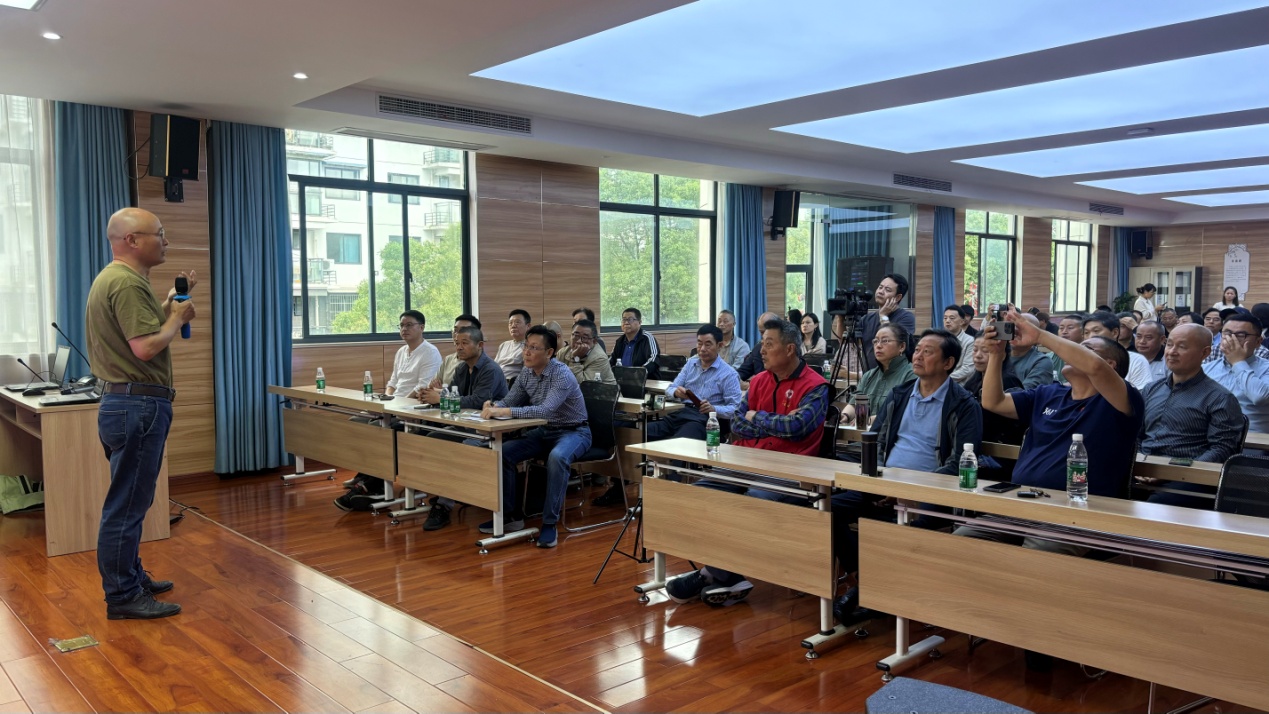 皖屯溪區(qū)：文藝公益課《永遠(yuǎn)的黃賓虹》開(kāi)講