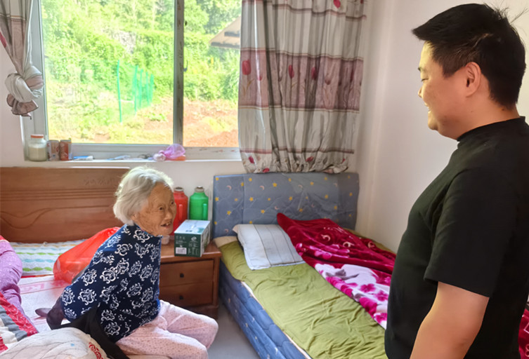 皖黟縣柯村鎮(zhèn)：濃情端午 敬老傳情