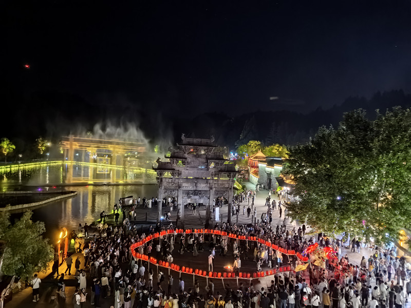 傳統(tǒng)非遺破壁出圈  皖黟縣「西遞板凳龍」舞出新天