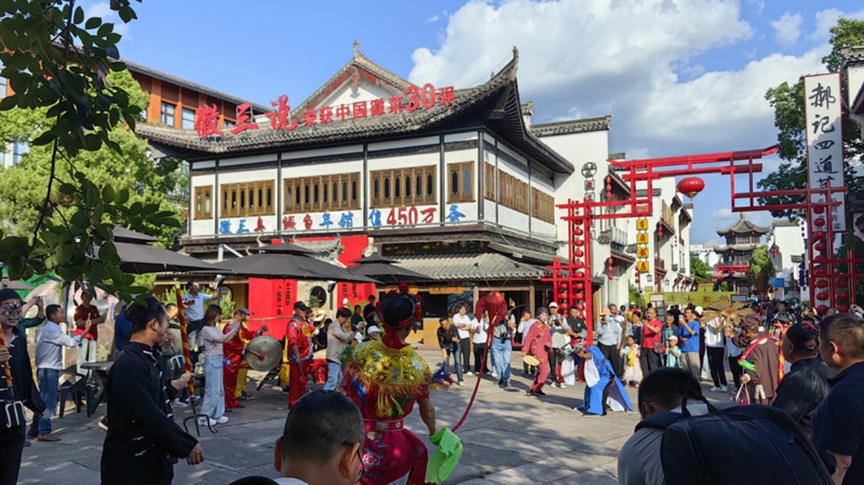 皖徽州區(qū)：長桌宴敬老傳情 跳鍾馗同祈安康