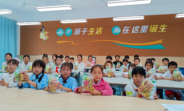 皖黟縣宏村學(xué)校：粽香傳情 愛暖童心