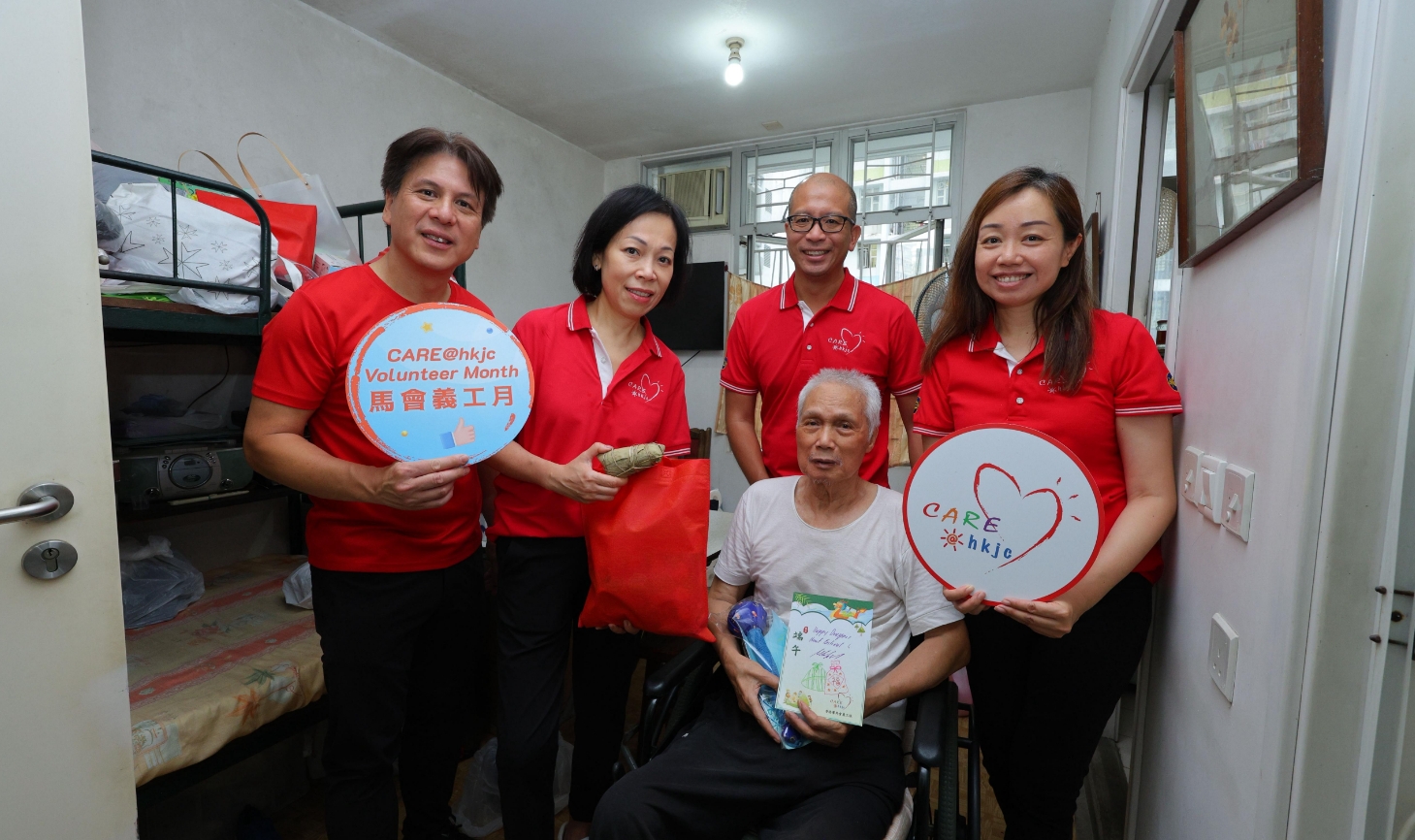 馬會(huì)義工隊(duì)為深水埗獨(dú)居「老友記」端午送暖