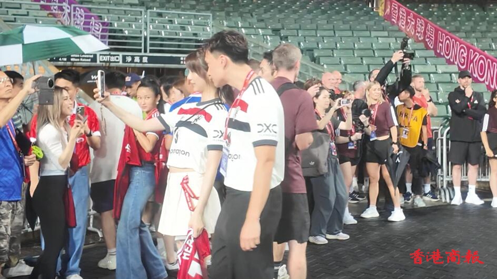 有片丨曼聯(lián)訪港 朱敏瀚陳曉華追星放閃好甜蜜