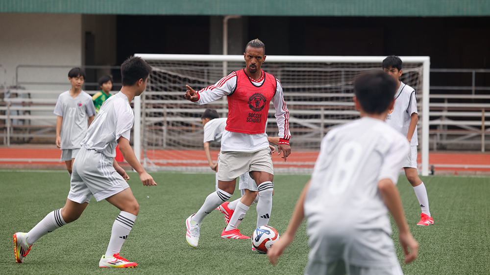 曼聯(lián)名宿蘭尼訪港 傳授技巧給喇沙書院年輕學(xué)員