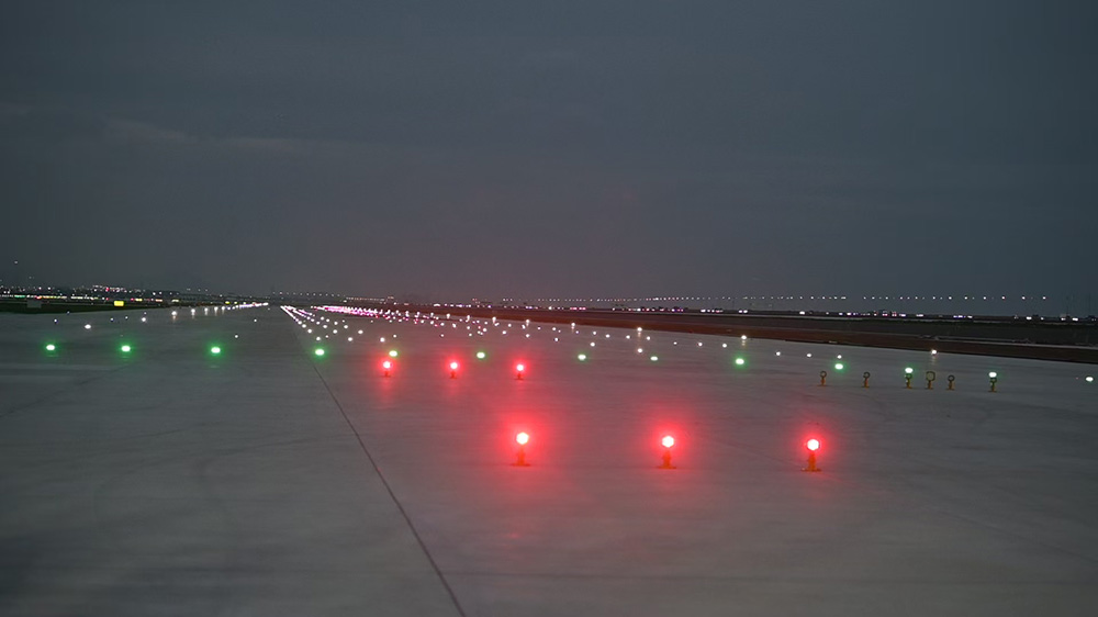 深圳機(jī)場三跑道項目助航燈光順利亮燈 工程建設(shè)全面進(jìn)入收尾階段