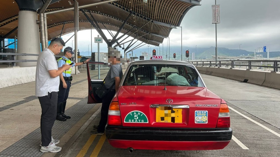 警方荃灣放蛇打擊黑的 68歲司機涉兜路被捕