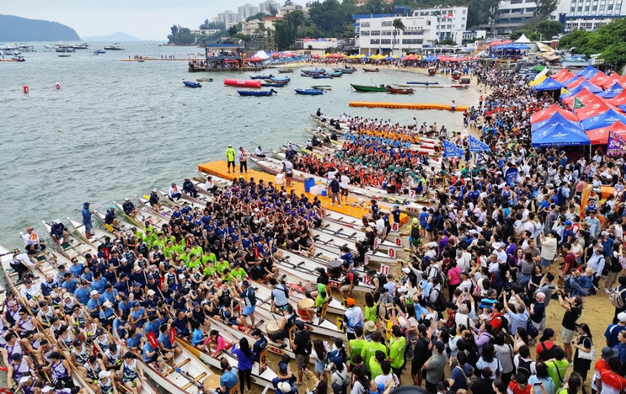 圖集 | 赤柱龍舟錦標(biāo)賽上演 天氣欠佳無(wú)阻現(xiàn)場(chǎng)氣氛