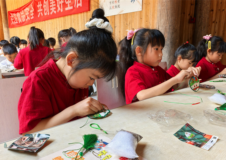 皖黟縣宏村鎮(zhèn)：端午文化潤童心  粽香情暖夕陽紅