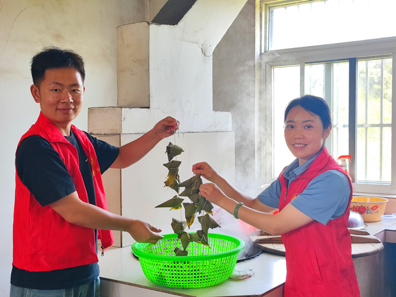 包粽子嘮家常噓寒又問暖  皖黃山區(qū)三口鎮(zhèn)文明傳承迎新風(fēng)
