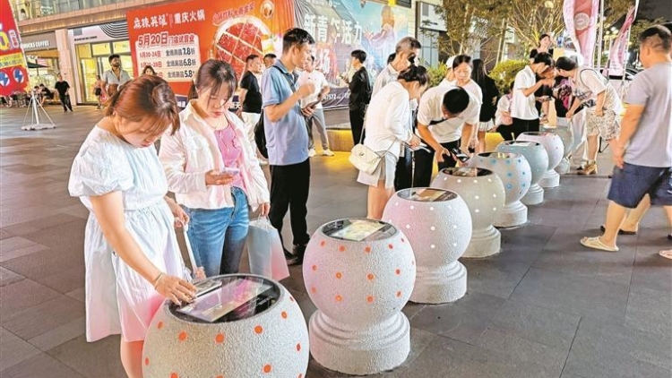 科技感滿滿！深圳街邊石墩子也能無線充電