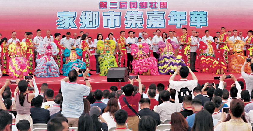 第三屆同鄉(xiāng)社團(tuán)家鄉(xiāng)市集嘉年華 各大社團(tuán)擺攤氣氛濃