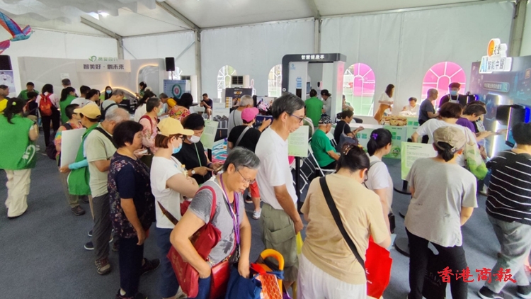 有片 | 同鄉(xiāng)社團市集新興科技體驗區(qū) 讓遊人領略國家科技創(chuàng)新成果