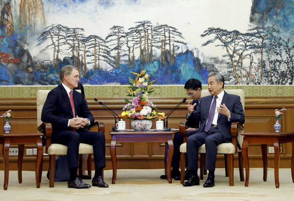 王毅會見美國新任駐華大使龐德偉