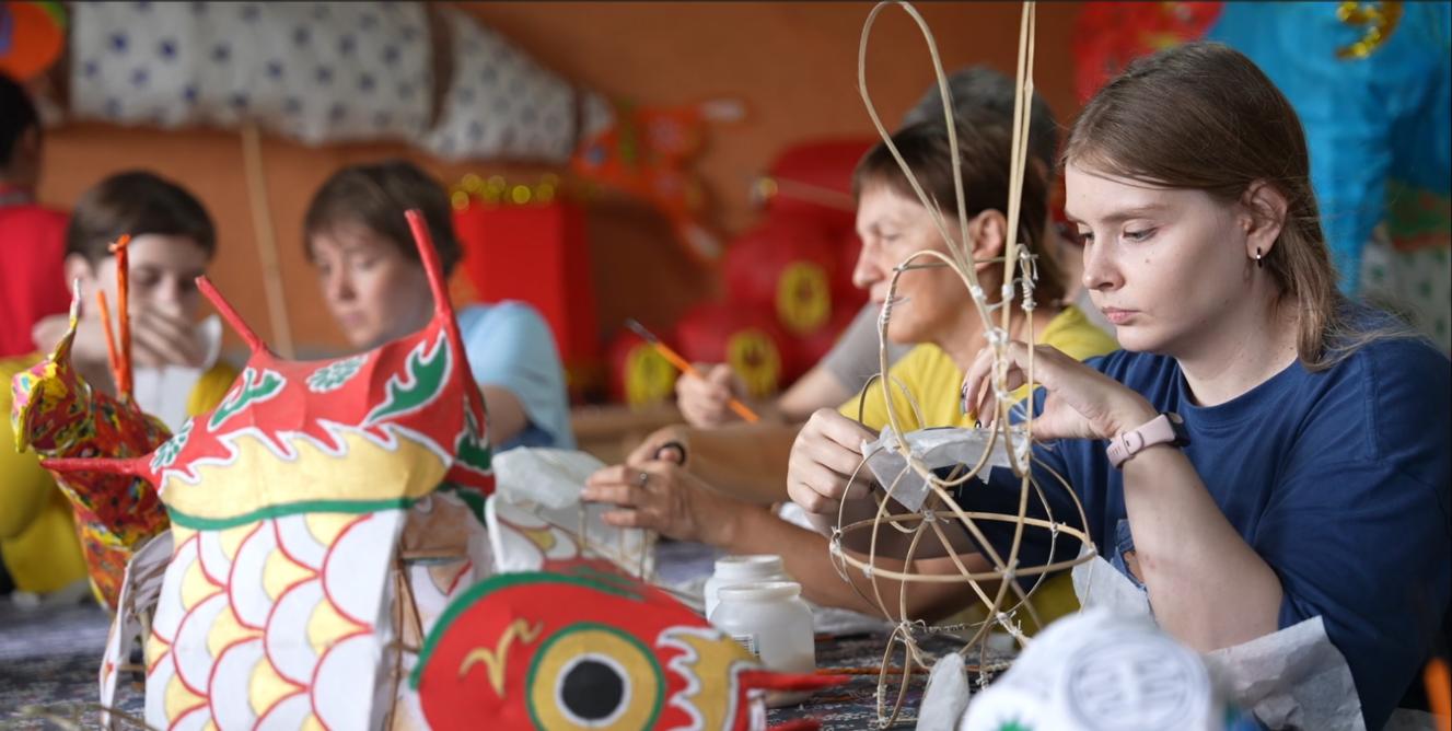皖黟縣：非遺花燈「圈粉」老外