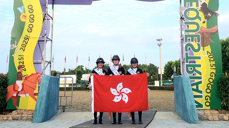 有片 | 全國馬術場地障礙錦標賽 港隊3女將發(fā)揮出色勇奪銀牌
