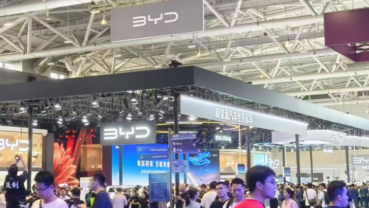 比亞迪股東大會(huì)上王傳福哽咽：我們從不拉踩別人，這是原則