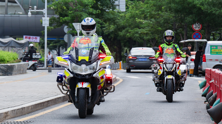 以夢(mèng)為馬戰(zhàn)高考 深交警高考首日出動(dòng)鐵騎1650人次
