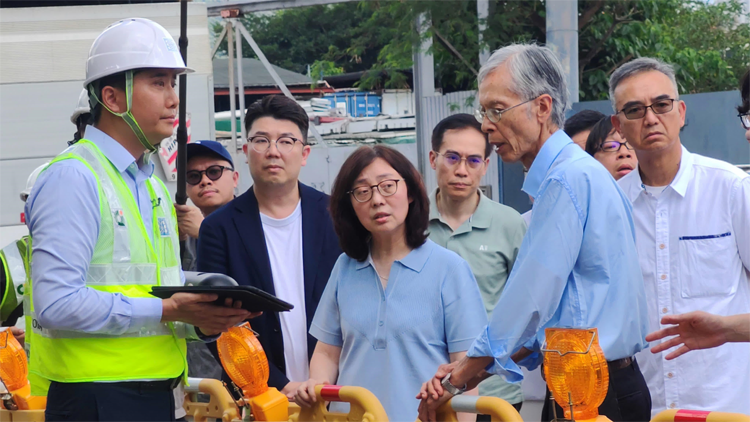 劉國(guó)勳與發(fā)展局局長(zhǎng)及專家小組視察 了解更換舊喉管安排